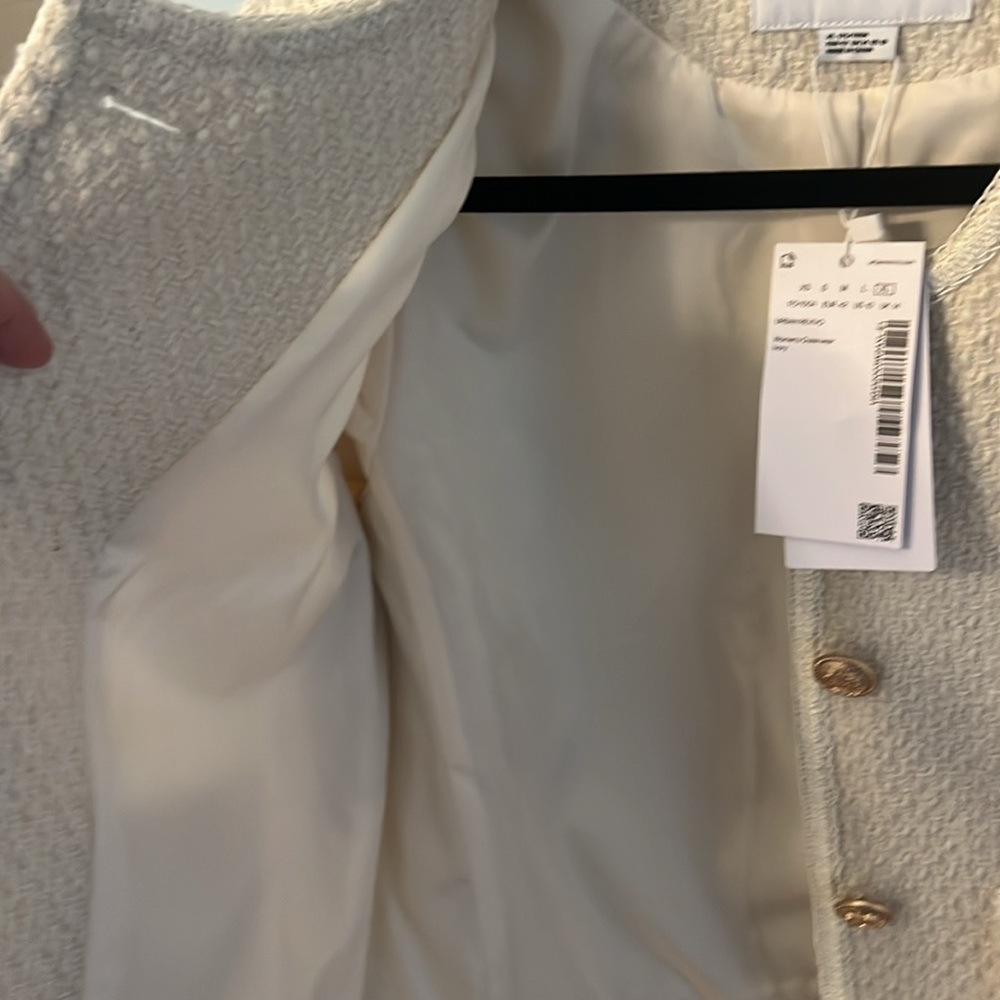 Cream Gold Cropped Blazer with Textured Fabric - Picture 6 of 9